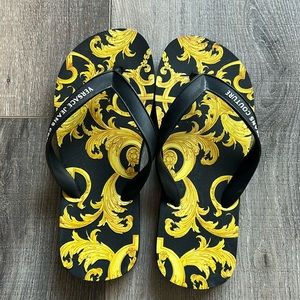 VERSACE JEANS COUTURE. Barocco print flip flops